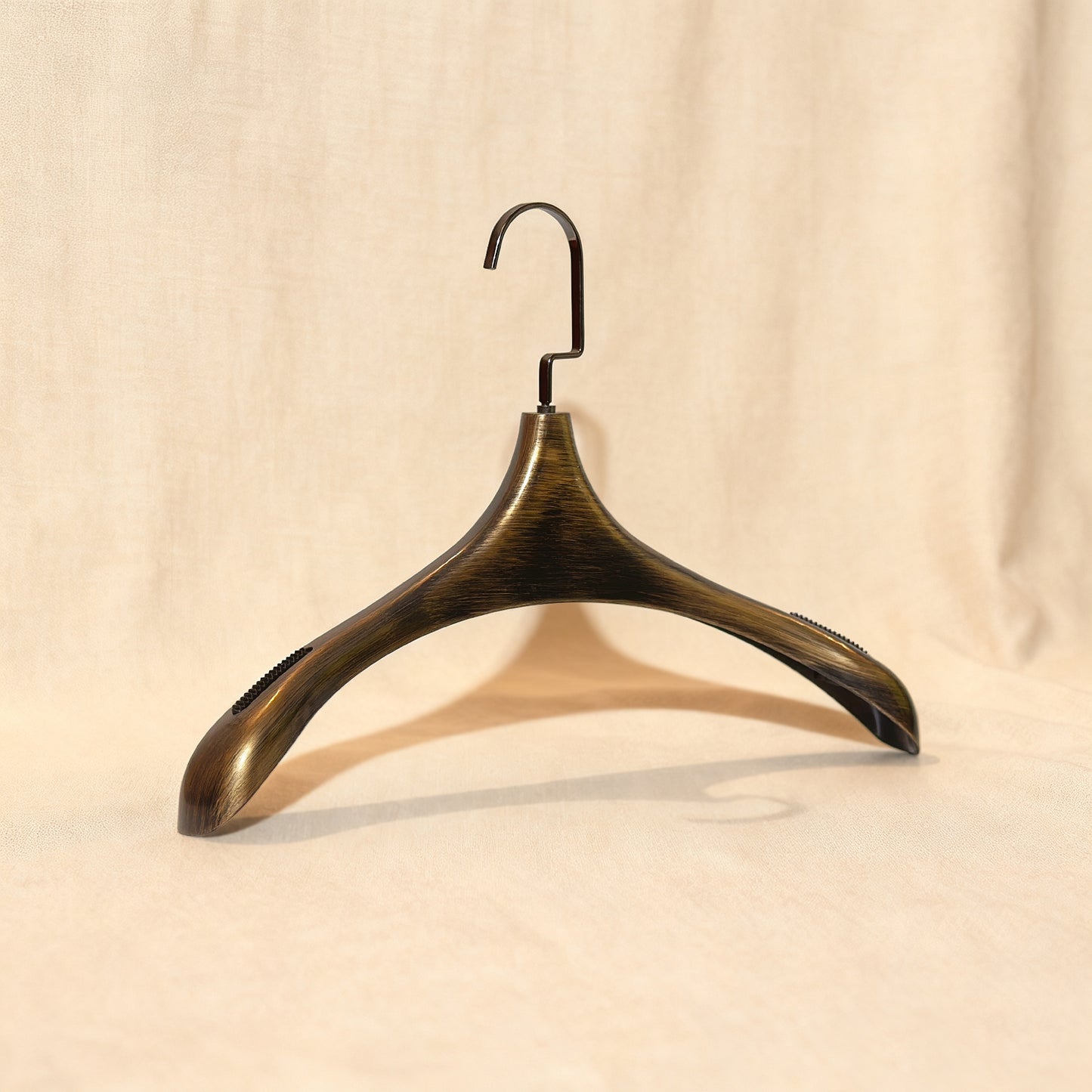 Percha vintage de metal cepillado a mano, color negro y dorado. Acabado texturizado con logotipo personalizado para trajes y abrigos. 