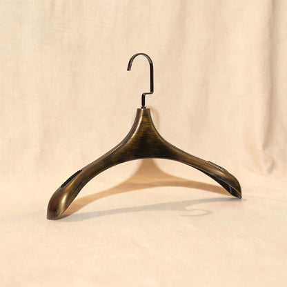 Percha vintage de metal cepillado a mano, color negro y dorado. Acabado texturizado con logotipo personalizado para trajes y abrigos. 