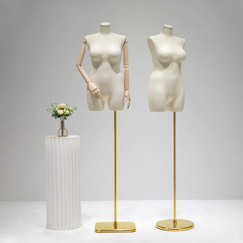 Maniquí de mujer de talla grande: Exhibición de siluetas con curvas para una moda inclusiva