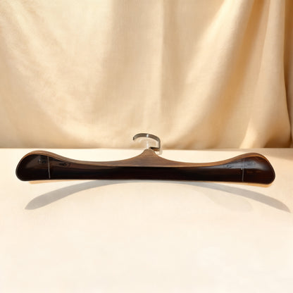 Percha vintage de metal cepillado a mano, color negro y dorado. Acabado texturizado con logotipo personalizado para trajes y abrigos. 