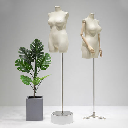 Maniquí de mujer de talla grande: Exhibición de siluetas con curvas para una moda inclusiva