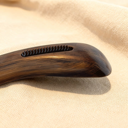 Percha vintage de metal cepillado a mano, color negro y dorado. Acabado texturizado con logotipo personalizado para trajes y abrigos. 