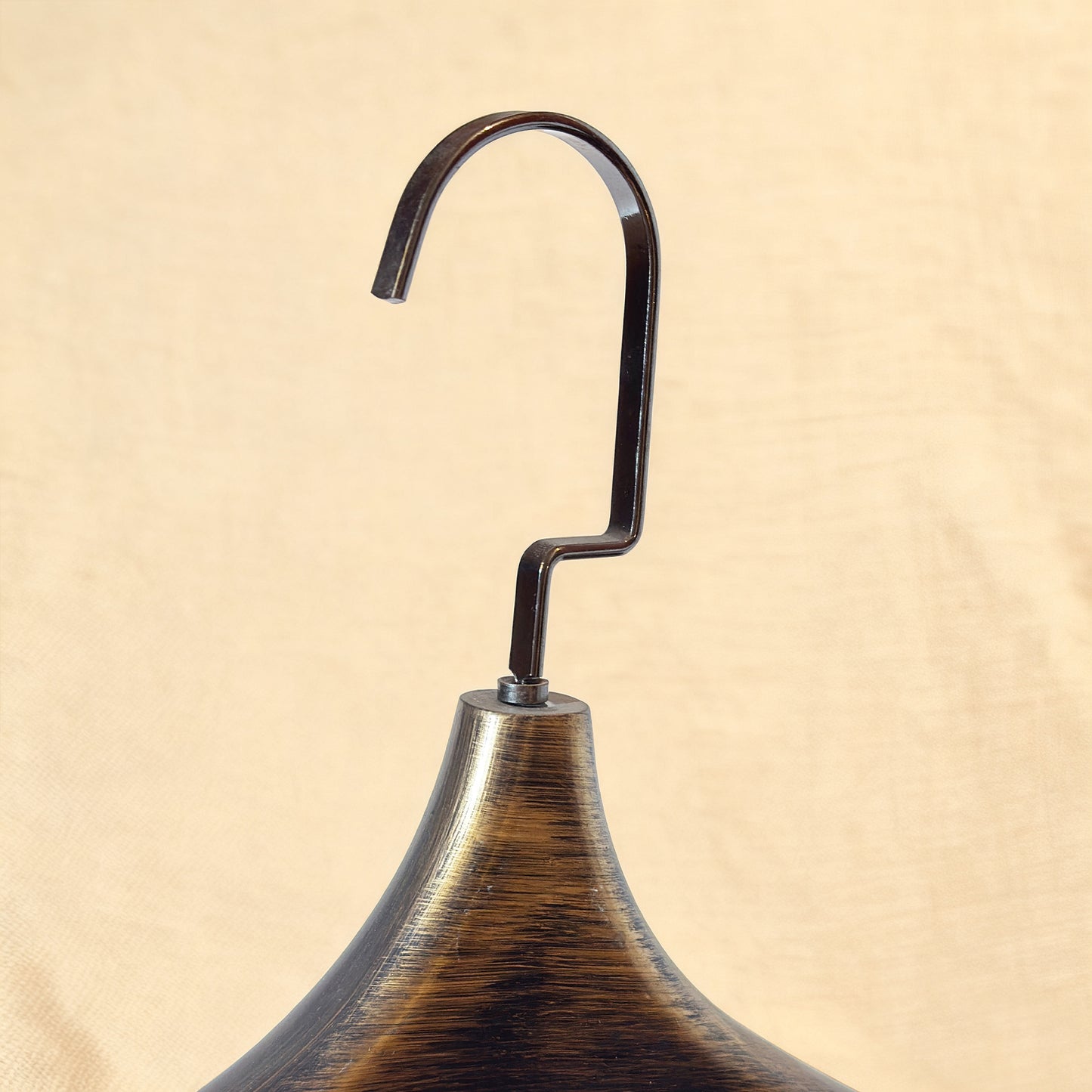 Percha vintage de metal cepillado a mano, color negro y dorado. Acabado texturizado con logotipo personalizado para trajes y abrigos. 