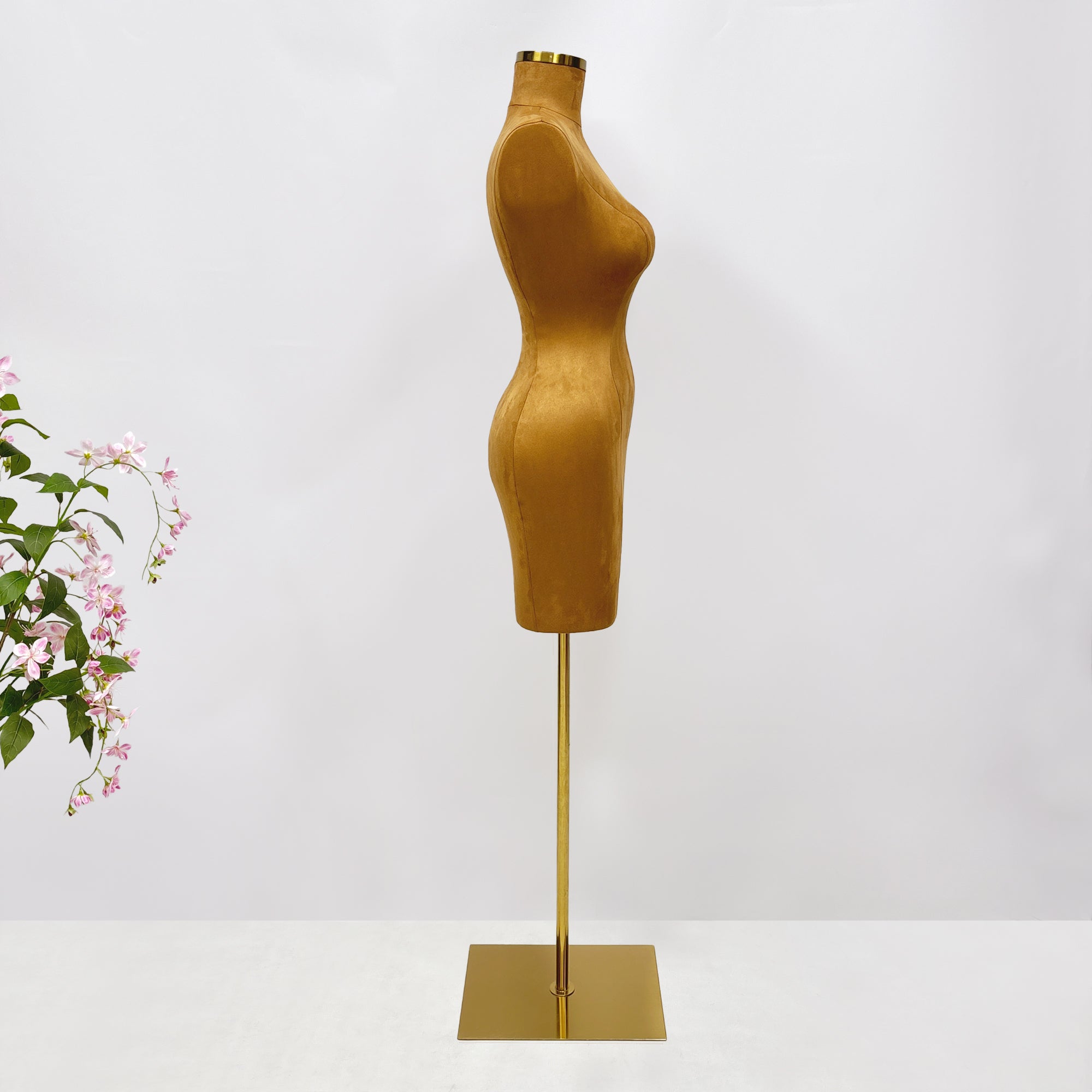 Maniquí de torso femenino sin cabeza JELIMATE: maniquí de fibra de vidrio y ante marrón para exhibición de ropa y boutiques.