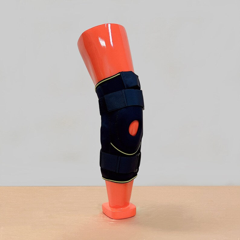 Maniquíes de fibra de vidrio naranja para exhibición: formas de mano, brazo, rodilla y pie para venta minorista de ropa deportiva.
