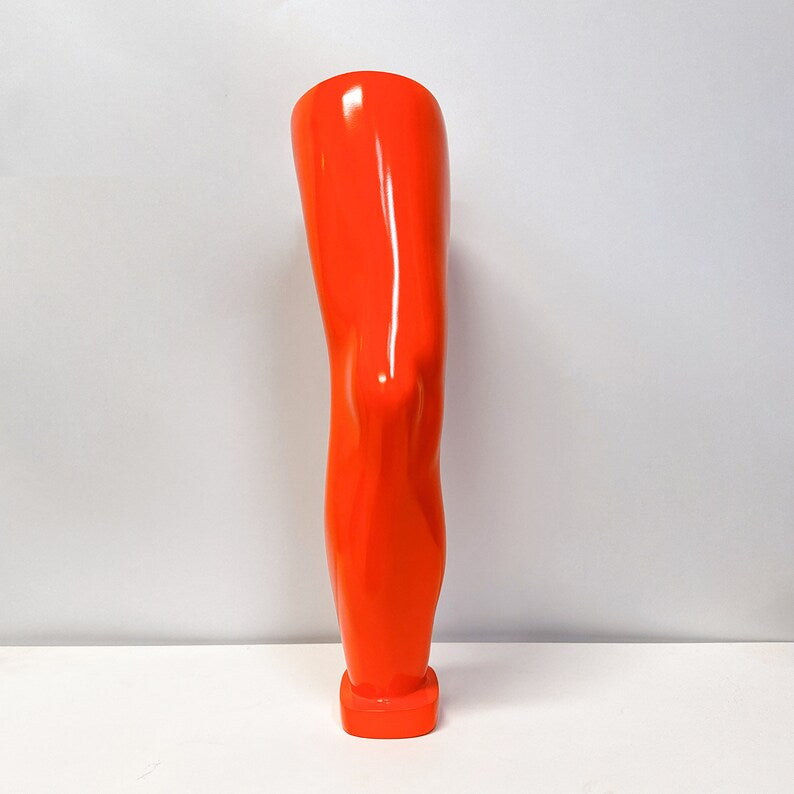 Maniquíes de fibra de vidrio naranja para exhibición: formas de mano, brazo, rodilla y pie para venta minorista de ropa deportiva.