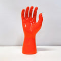 Maniquíes de fibra de vidrio naranja para exhibición: formas de mano, brazo, rodilla y pie para venta minorista de ropa deportiva.