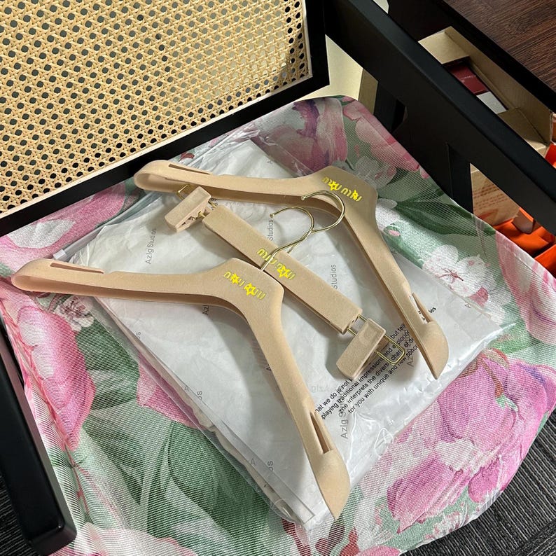 Jelimate Luxury Flocking Velvet Hanger,Beige Velvet Clothing Hanger/Pant Hanger,Hollow Shoulder Gold Hook Non Slip Flocking Plastic Hanger,Custom Logo Velvet Dress Hangers,Clothing Store Skirt Shirt Suit Hanger Space Saving Clothes Hangers