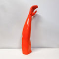 Maniquíes de fibra de vidrio naranja para exhibición: formas de mano, brazo, rodilla y pie para venta minorista de ropa deportiva.