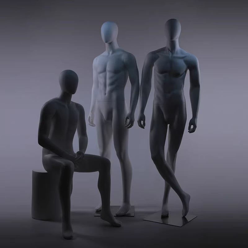 عارض أزياء رجالي تجريدي أبيض غير لامع، كامل الجسم، بوضعيات وقوف وجلوس، ببنية رياضية