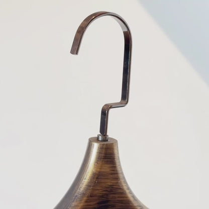 Percha vintage de metal cepillado a mano, color negro y dorado. Acabado texturizado con logotipo personalizado para trajes y abrigos. 